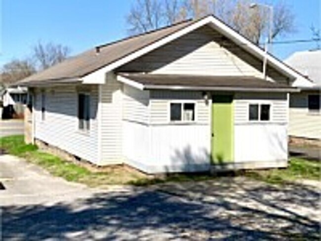 Primary Photo - 2 BED with easy access to Downtown!