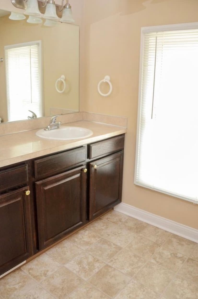 Upstairs Full Bath - 916 Zeeland Ct NE