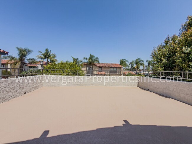 Building Photo - 1136 Gian Dr