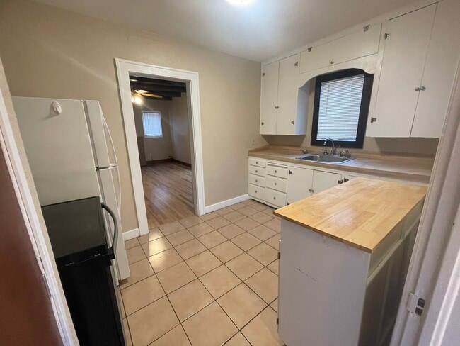 Building Photo - 407 Vassar Dr SE