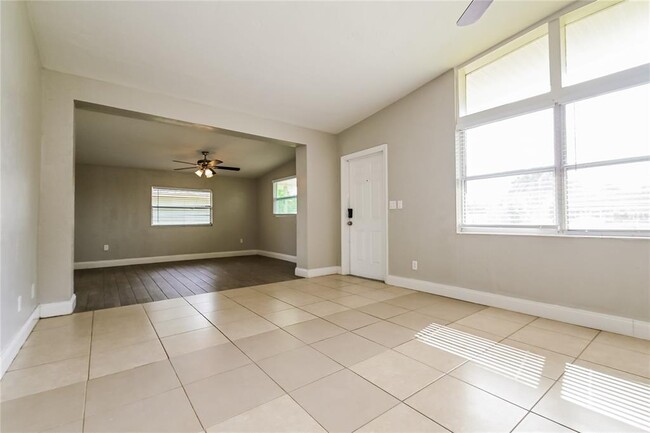 Building Photo - 3521 Schwalbe Dr