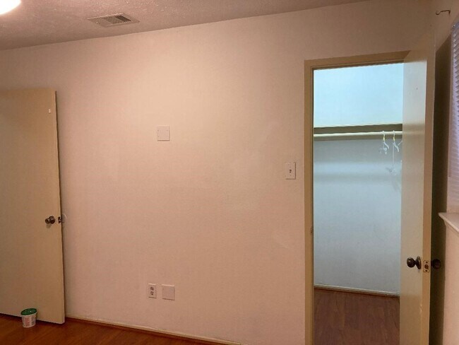 Building Photo - 2906 Green Fields Dr