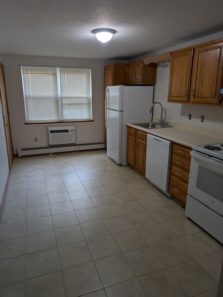 Kitchen with new appliances - 33 Garden Rd