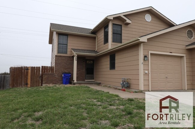 Building Photo - Spacious Townhome