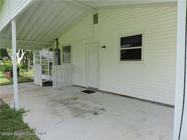 Building Photo - 952 Seneca Ave