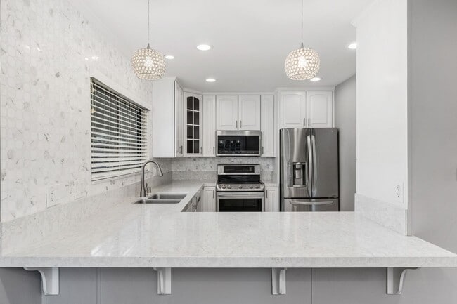 Building Photo - Rare, fully updated, private cul-de-sac one-story single-family house