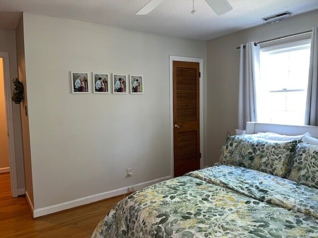 Building Photo - Clean, bright townhouse near UNC and hospitals