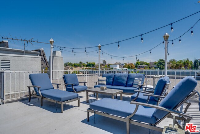 Building Photo - 9800 Vidor Dr