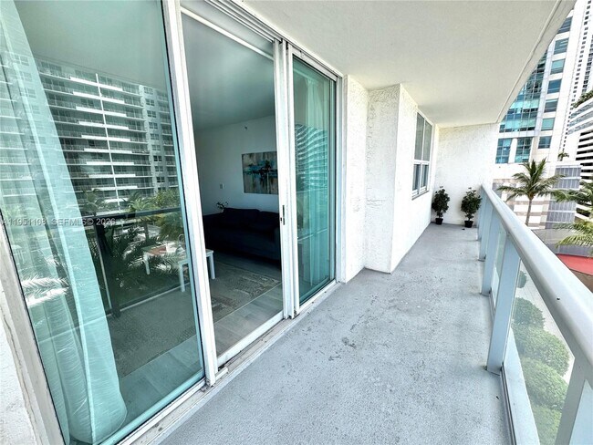 Building Photo - 1155 Brickell Bay Dr