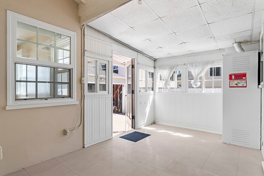 Building Photo - 550 Clement Dr