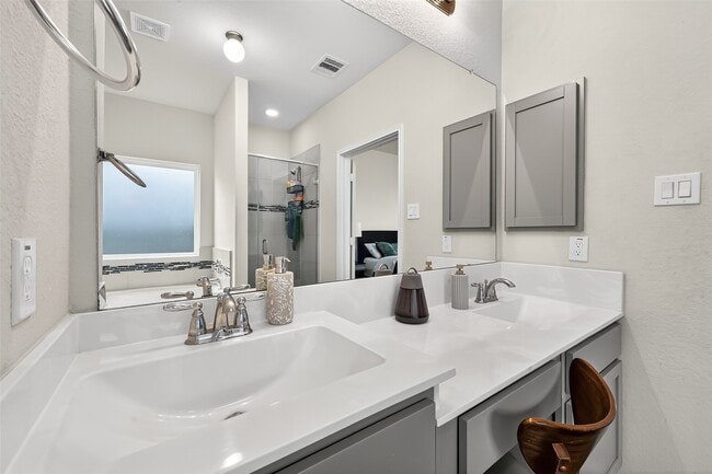 Building Photo - 1601 Darwin Cedar Dr