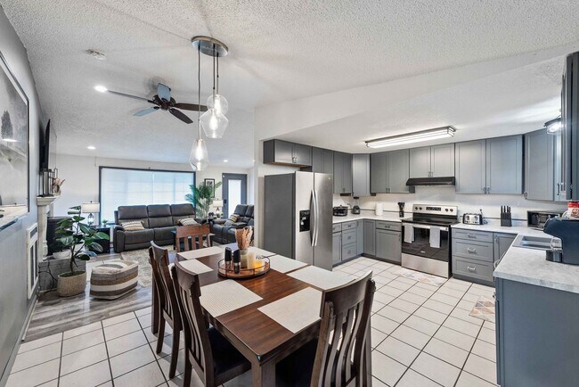 Building Photo - GORGEOUS 3 Bedroom (+BONUS ROOM!) 2 Bath Home with RV/Boat storage near beaches and shopping!