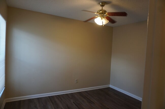 Building Photo - 2 bedroom townhome on Westside Near NAS