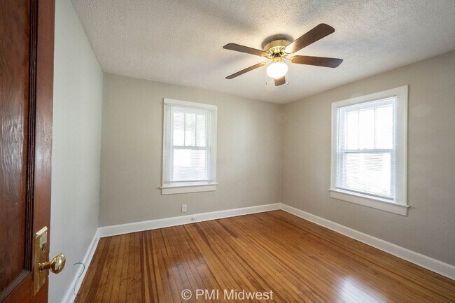 Building Photo - "Charming 2-Bedroom Retreat in Heart of In...