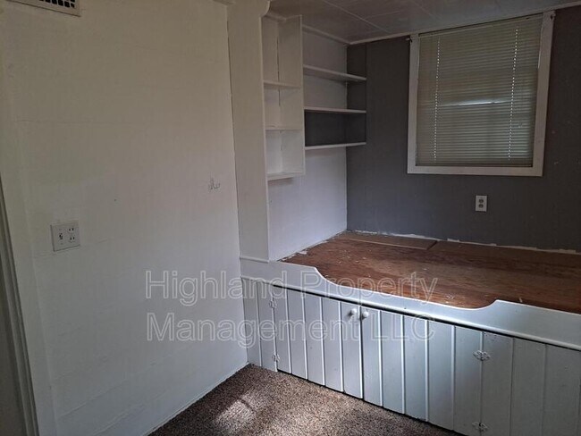 Building Photo - 1000 NE Creston Ln