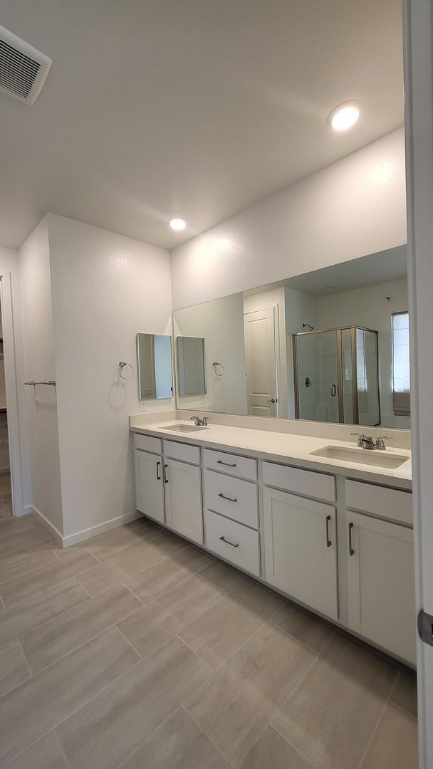 Building Photo - 5447 Splendido Ave
