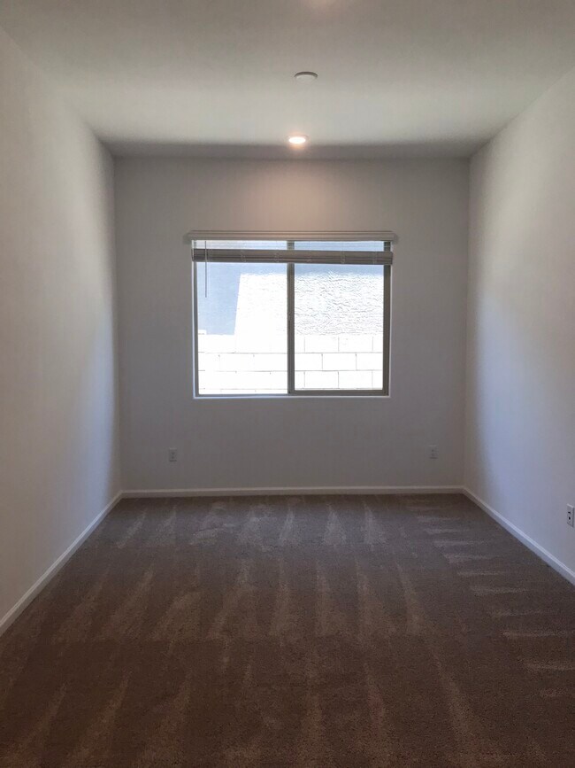 Building Photo - 10918 W Yates Ln