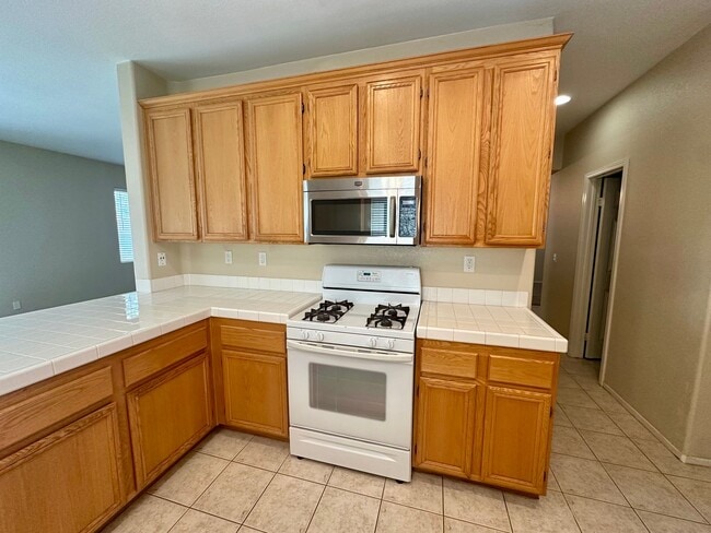 Building Photo - Large 3 bedroom home with loft and large b...