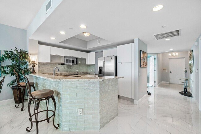 Building Photo - 2640 Lake Shore Dr