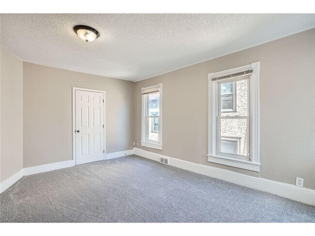 Building Photo - 707 Jenks Ave E