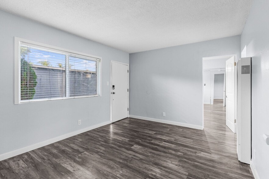 Building Photo - 925 E 19th St