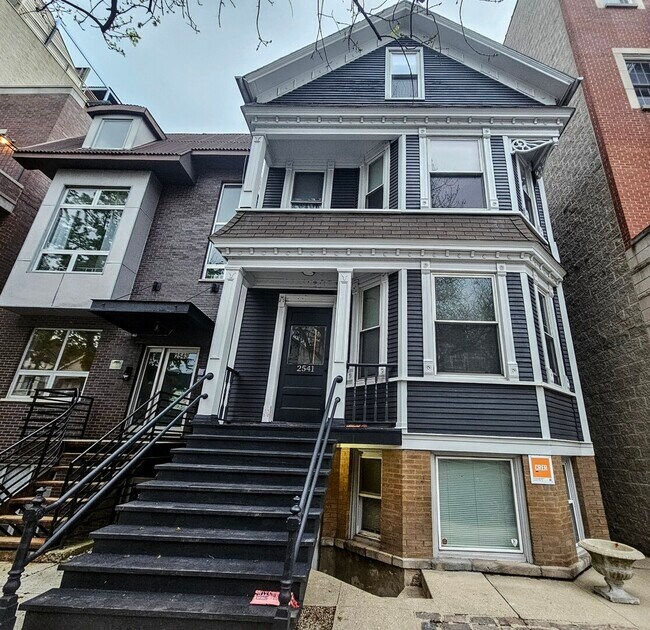 Primary Photo - 2541 N Southport Ave