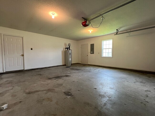 Building Photo - 304 Mann St
