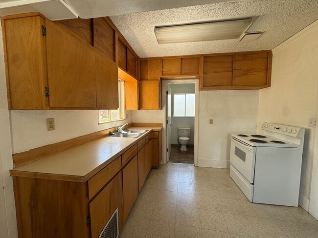 Building Photo - Quaint home in Hucrest