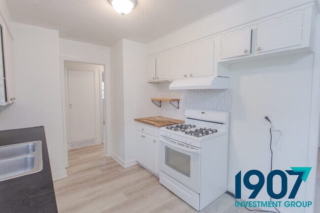 Building Photo - Charming Brick Home with Modern Updates and Large Backyard in Norman!