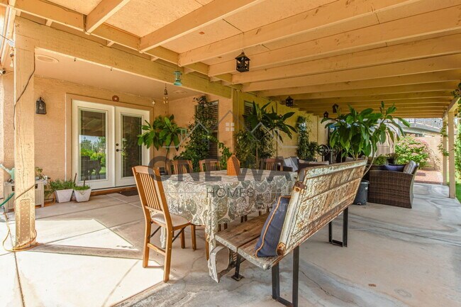 Building Photo - 543 S Wildrose