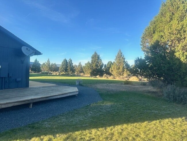 Building Photo - Amazing sunsets just minutes from Bend/Sis...