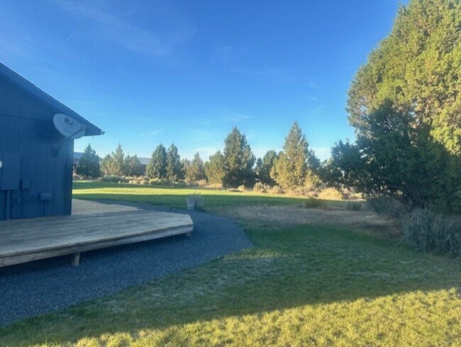 Building Photo - Amazing sunsets just minutes from Bend/Sisters