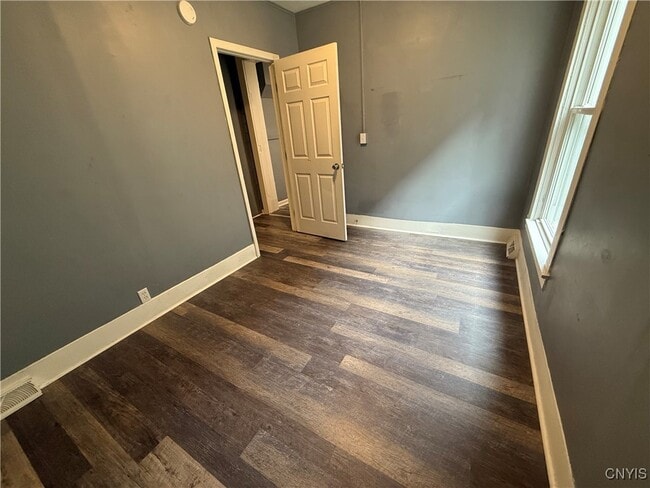 Building Photo - 221.5 Lakeview Ave