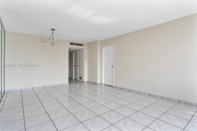 Building Photo - 3101 N Country Club Dr