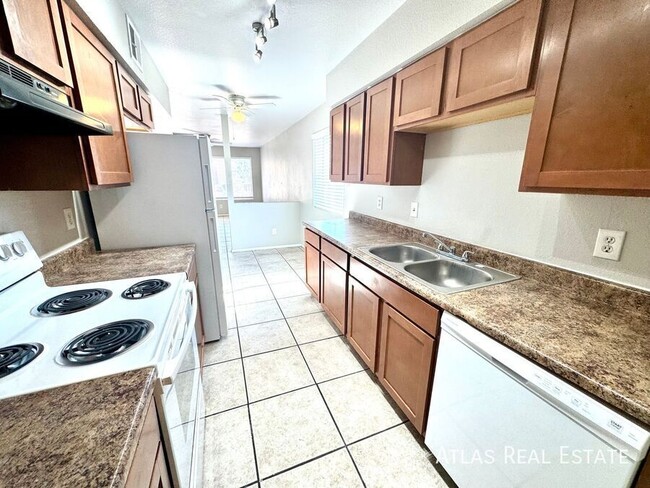 Building Photo - ONE MONTH FREE! 2 Bedroom 1 Bath in Mesa M...