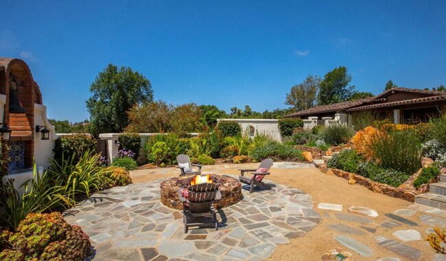 Building Photo - This Beautiful Hacienda Style Home combine...