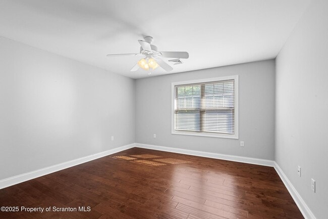 Building Photo - 15 Maple Leaf Dr