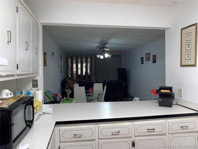 Building Photo - 1750 W 46th St