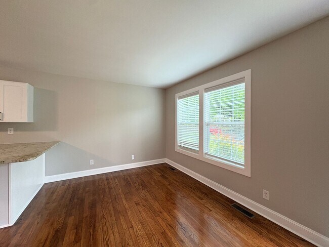 Building Photo - 2 Bedroom, 1 Bathroom House in Greensboro!