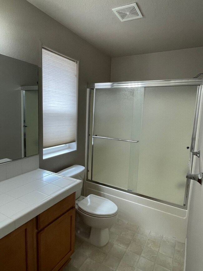 Building Photo - Large Beautiful 4 Bed, 2.5 Bath House!