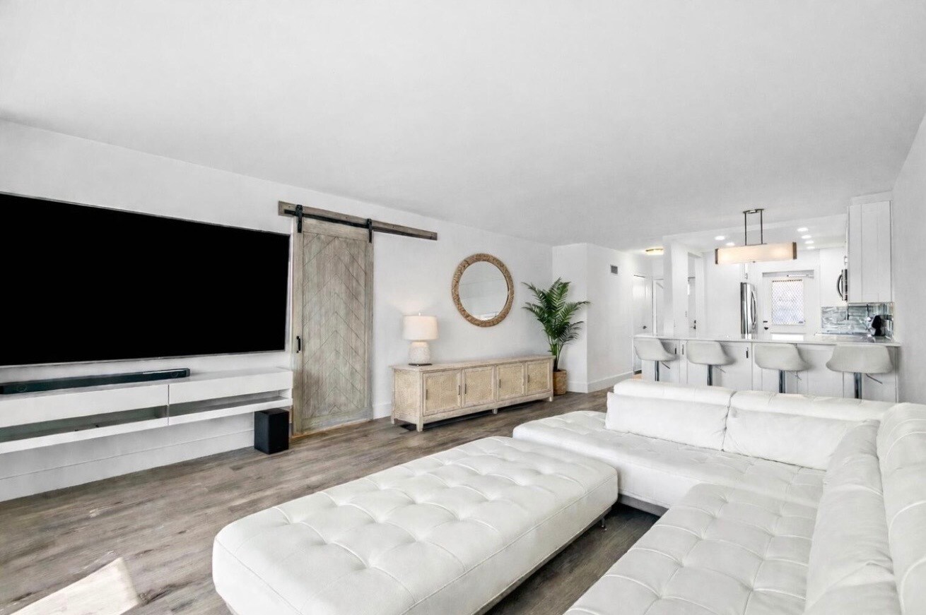 Building Photo - 698 NE Spanish River Blvd