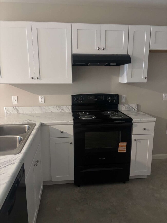 Building Photo - "Charming 4-Bedroom Retreat with 2 Full Baths on Sunny View Drive!"