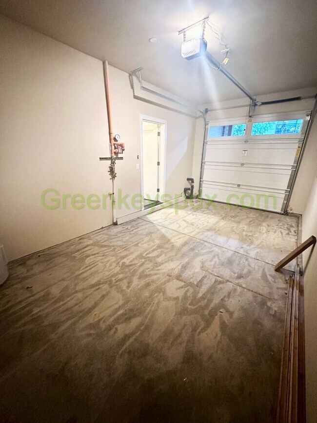 Building Photo - Gorgeous, Custom-designed 4-Bedroom Contemporary Townhouse on 3 Levels