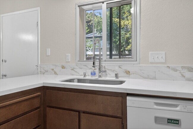 Building Photo - Spacious Condo in Santa Clara - Easy Commute!