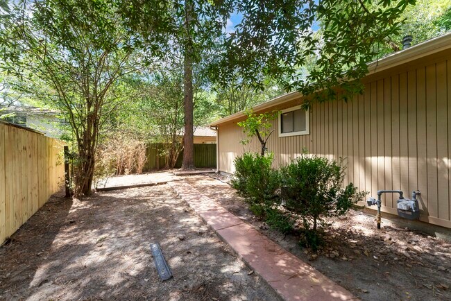 Building Photo - 1010 E Red Cedar Cir
