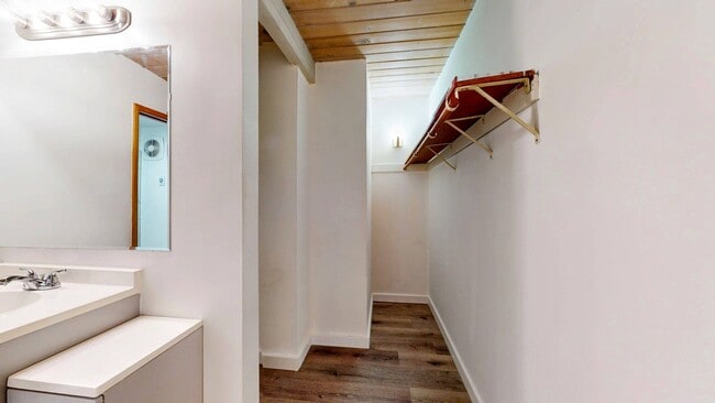 Building Photo - Available April 1 in Richmond Highlands