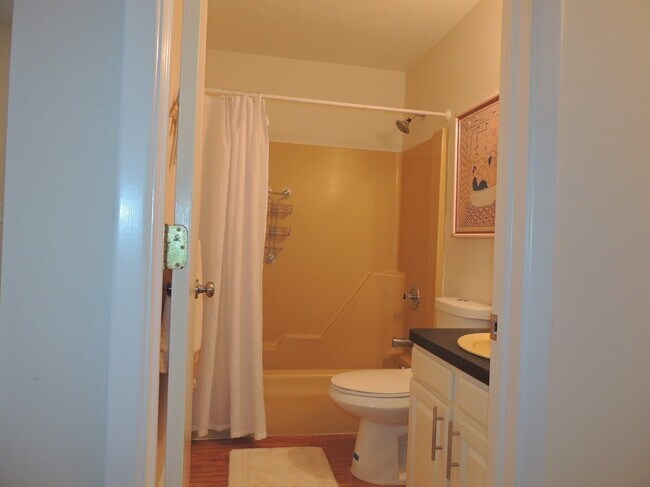 Building Photo - 3 Bedroom, 2 bathroom Ranch for Rent!