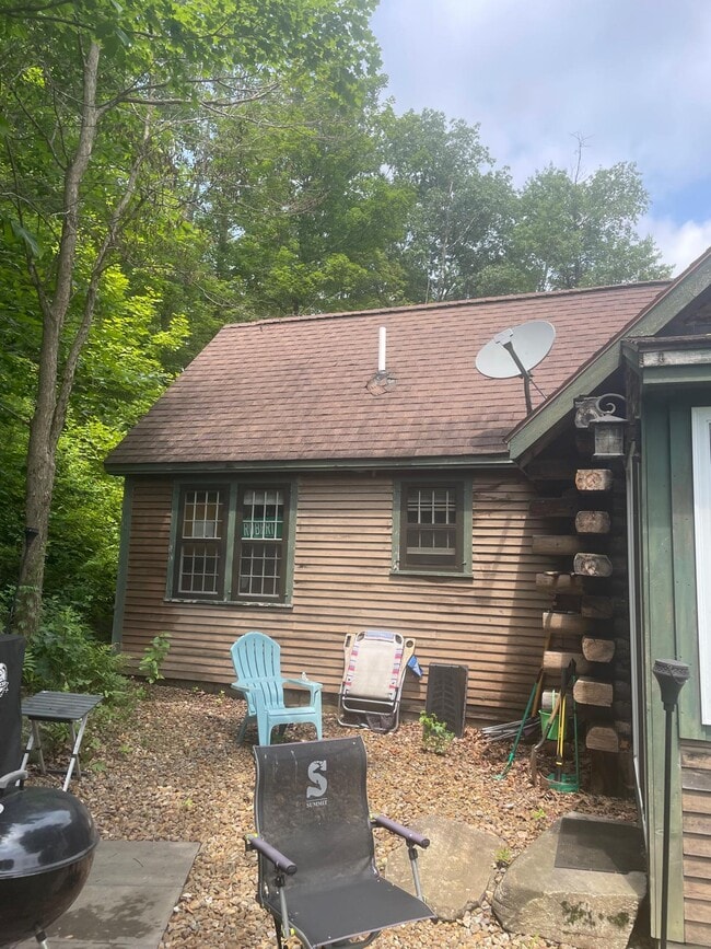 Building Photo - 5 Pine Ln