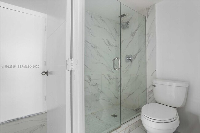 Building Photo - 18051 Biscayne Blvd