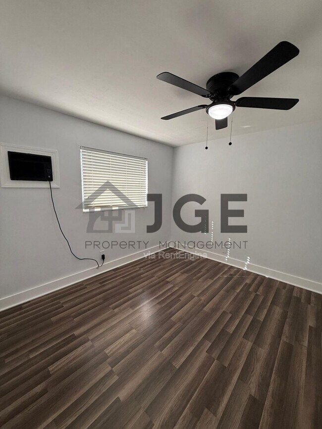 Building Photo - 810 Lake Shore Dr